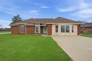 3917 Country Meadows Cir, Granbury, TX 76049 - Photo 3