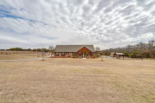 3303 Farm Land Ct, Granbury, TX 76048 - Photo 3
