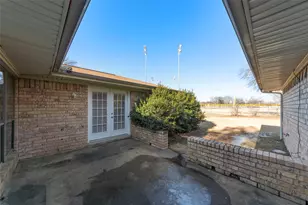 2827 Cross Timbers Dr, Irving, TX 75060 - Photo 29