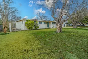 3816 Springbranch Dr, Benbrook, TX 76116 - Photo 3