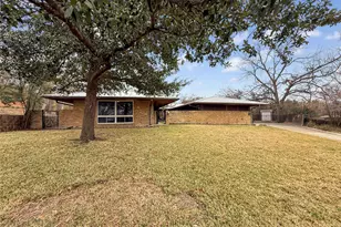 921 9th St, Grand Prairie, TX 75050 - Photo 1