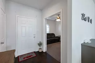 1333 Winding Hollow Dr, Grand Prairie, TX 75052 - Photo 3