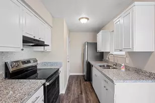 802 Las Palmas Dr, Grand Prairie, TX 75052 - Photo 9