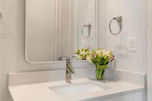 381 E Greenbriar Ln, Dallas, TX 75203 - Photo 23