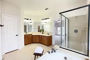 915 Hidden Lakes Dr, Cedar Hill, TX 75104 - Photo 9