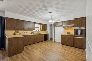 100 Oakhurst Dr, Hurst, TX 76053 - Photo 13