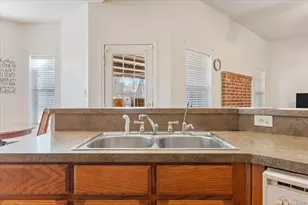 400 Wildcat Dr, Lacy Lakeview, TX 76705 - Photo 11