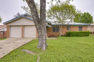 420 Vicki Pl, Hurst, TX 76053 - Photo 1