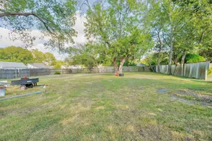 322 NE 29th St, Grand Prairie, TX 75050 - Photo 21