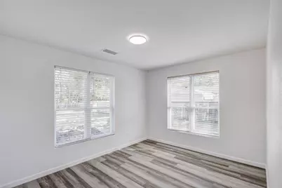 322 NE 29th Street, Grand Prairie, TX 75050 - Photo 9