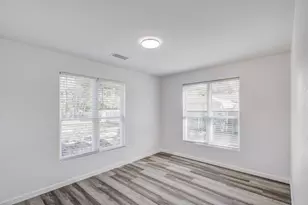 322 NE 29th St, Grand Prairie, TX 75050 - Photo 9