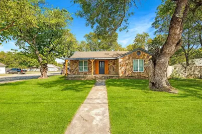 322 NE 29th Street, Grand Prairie, TX 75050 - Photo 1