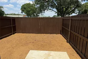 207 W Cloud St, Gainesville, TX 76240 - Photo 9