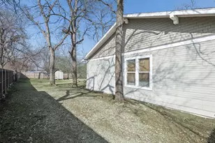 318 W Willingham St, Cleburne, TX 76033 - Photo 5