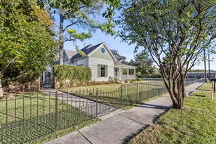 907 S Robinson St, Cleburne, TX 76031 - Photo 1