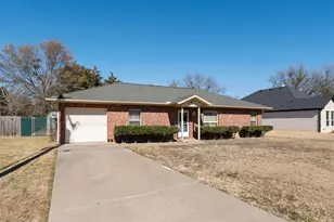 924 Guam St, Tool, TX 75143 - Photo 3