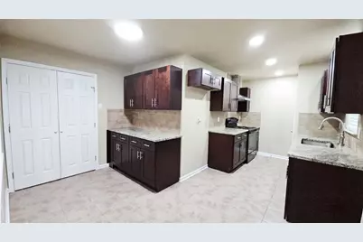 1010 La Fontana, Grand Prairie, TX 75052 - Photo 5