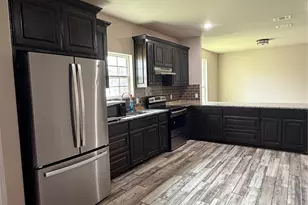 433 Sabine Ave, Cleburne, TX 76031 - Photo 3