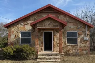 519 Hutchinson St, Bowie, TX 76230 - Photo 1