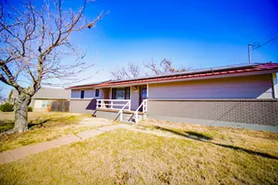 202 N 10th St, Jacksboro, TX 76458 - Photo 3