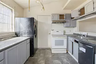 815 Apache, Dallas, TX 75217 - Photo 9