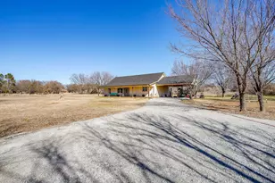 301 Willow Cir, Springtown, TX 76082 - Photo 5