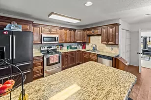 502 Bellevue Dr, Cleburne, TX 76033 - Photo 3