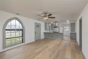 833 W Live Oak St, Jacksboro, TX 76458 - Photo 11