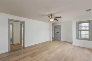 833 W Live Oak St, Jacksboro, TX 76458 - Photo 9