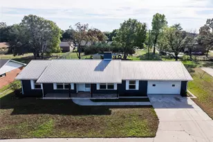 1911 College St, Gainesville, TX 76240 - Photo 3