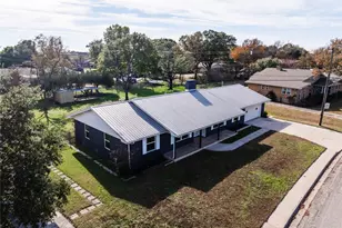 1911 College St, Gainesville, TX 76240 - Photo 3