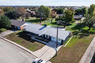 1911 College St, Gainesville, TX 76240 - Photo 3