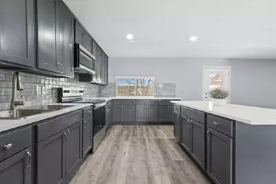 802 La Fiesta Drive, Grand Prairie, TX 75052 - Photo 9