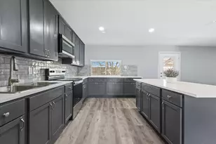 802 La Fiesta Dr, Grand Prairie, TX 75052 - Photo 9