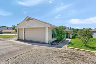 114 E Seminole Dr, Lake Kiowa, TX 76240 - Photo 3