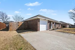 1307 Lynnwood Dr, Cleburne, TX 76033 - Photo 1