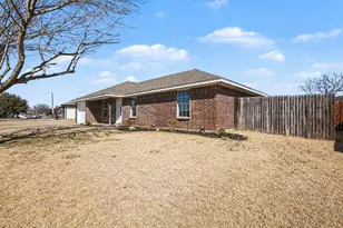 1307 Lynnwood Dr, Cleburne, TX 76033 - Photo 5