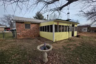 506 Hall St, Graham, TX 76450 - Photo 9