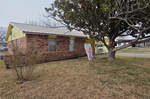 506 Hall St, Graham, TX 76450 - Photo 3