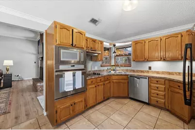 2004 W Spanish Trail Drive, Granbury, TX 76048 - Photo 17