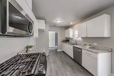 1102 W Russell Avenue, Carrollton, TX 75006 - Photo 9