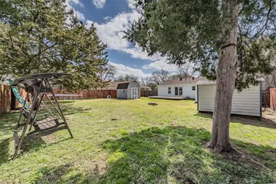 1102 W Russell Avenue, Carrollton, TX 75006 - Photo 23