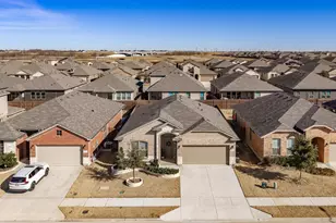 821 Blackhorse Trl, Justin, TX 76247 - Photo 3