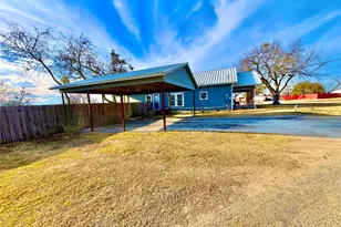 522 E Standifer St, Hamilton, TX 76531 - Photo 3