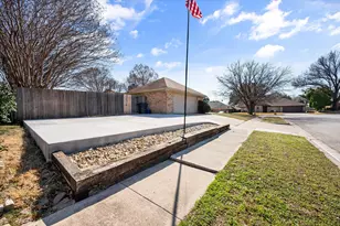 10124 Stoneleigh Dr, Benbrook, TX 76126 - Photo 5