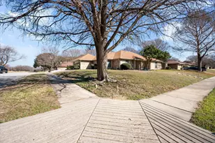 10124 Stoneleigh Dr, Benbrook, TX 76126 - Photo 3