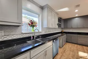 10335 Emnora Ln, Houston, TX 77043 - Photo 9