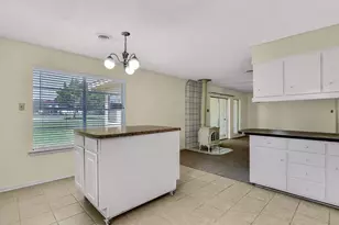 910 Kiowa Dr W, Lake Kiowa, TX 76240 - Photo 9