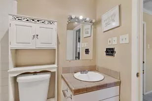 8 W Townhouse Ln, Grand Prairie, TX 75052 - Photo 19