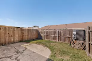 8 W Townhouse Ln, Grand Prairie, TX 75052 - Photo 31